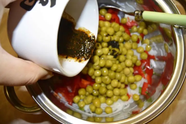Салат овощной с фунчозой и "черной" заправкой: шаг 8