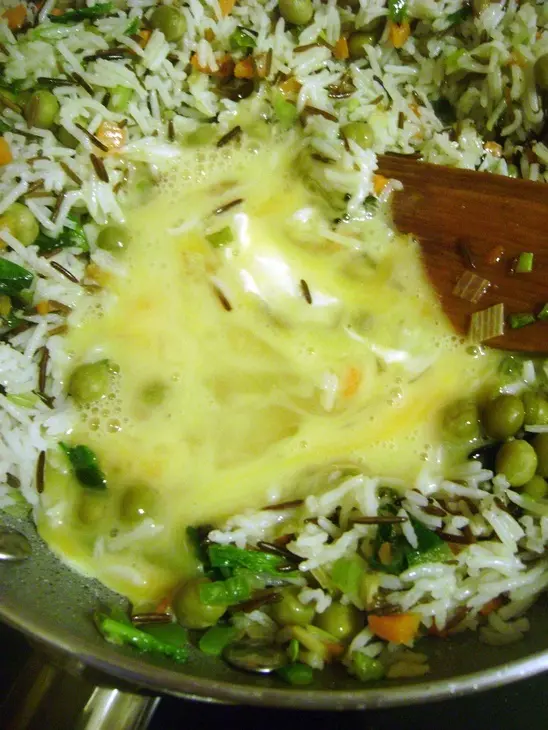 Рис с овощами, шпинатом и яйцом: шаг 4