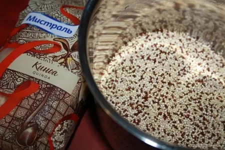 Салат с тунцом, киноа и яйцом: шаг 1