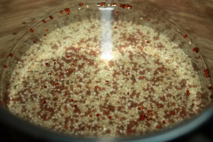 Салат с тунцом, киноа и яйцом: шаг 2