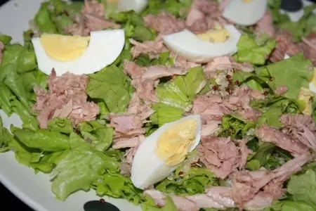 Салат с тунцом, киноа и яйцом: шаг 6