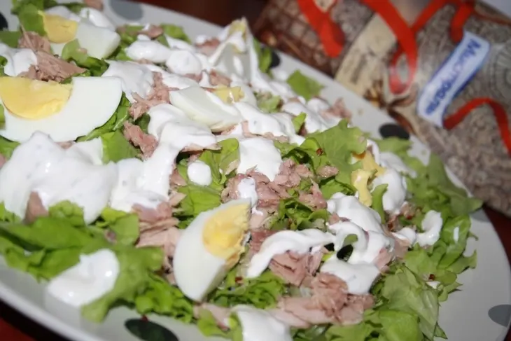Салат с тунцом, киноа и яйцом: шаг 8