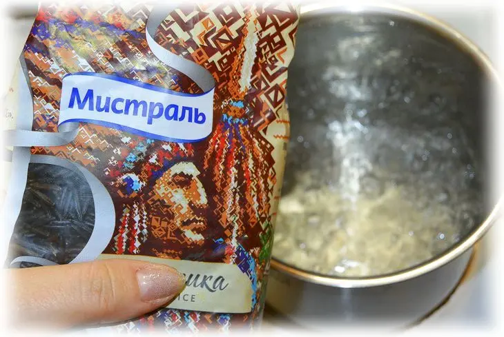 Салат овощной с рисом и красной рыбкой: шаг 1