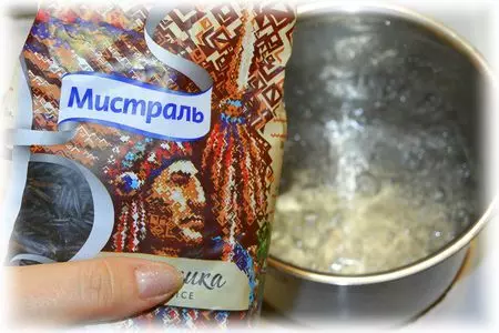 Салат овощной с рисом и красной рыбкой: шаг 1