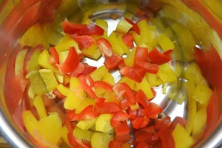 Салат овощной с рисом и красной рыбкой: шаг 3