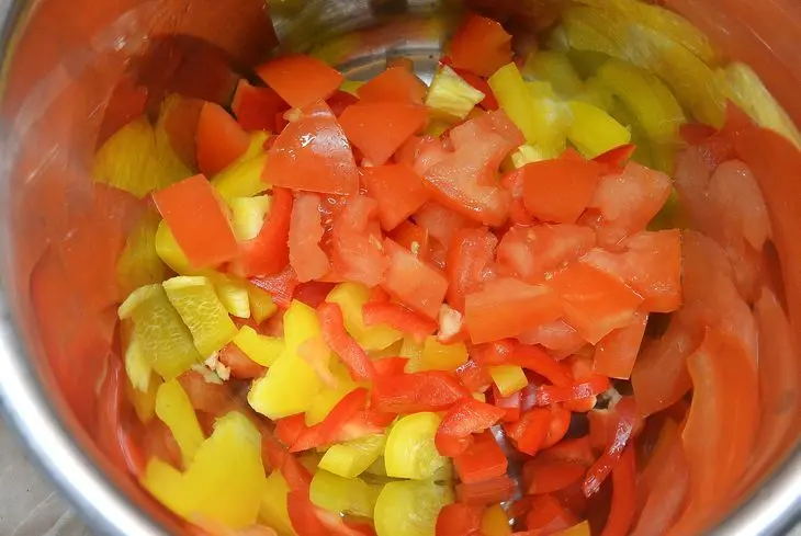 Салат овощной с рисом и красной рыбкой: шаг 4