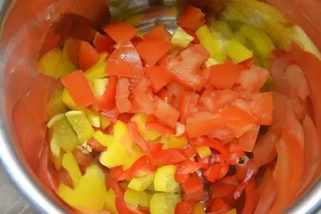 Салат овощной с рисом и красной рыбкой: шаг 4