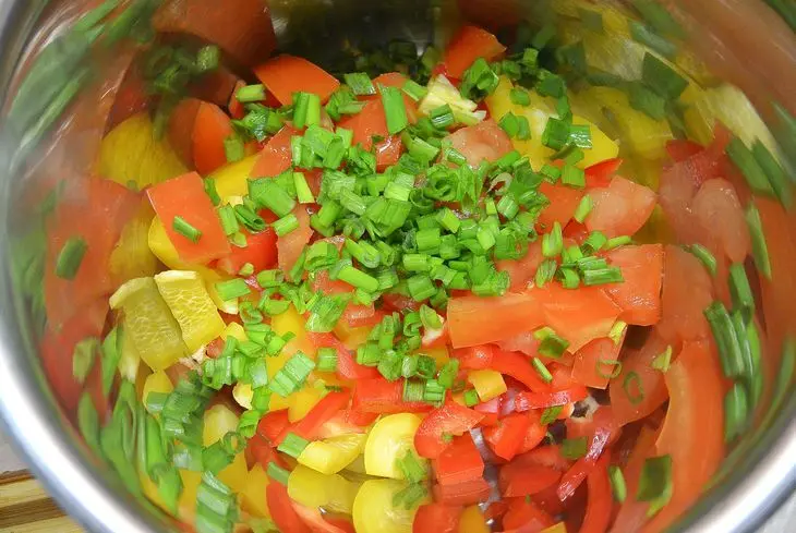 Салат овощной с рисом и красной рыбкой: шаг 5