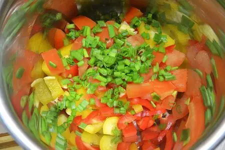 Салат овощной с рисом и красной рыбкой: шаг 5