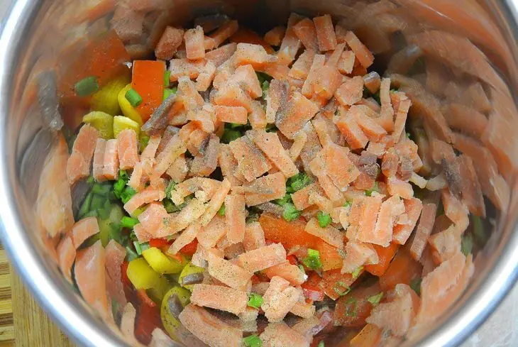 Салат овощной с рисом и красной рыбкой: шаг 6