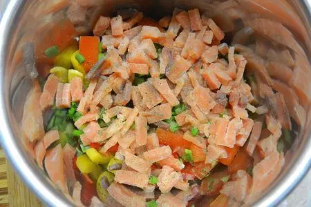 Салат овощной с рисом и красной рыбкой: шаг 6