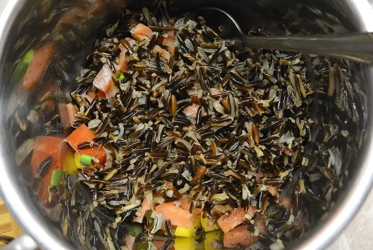 Салат овощной с рисом и красной рыбкой: шаг 7
