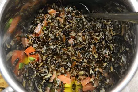 Салат овощной с рисом и красной рыбкой: шаг 7