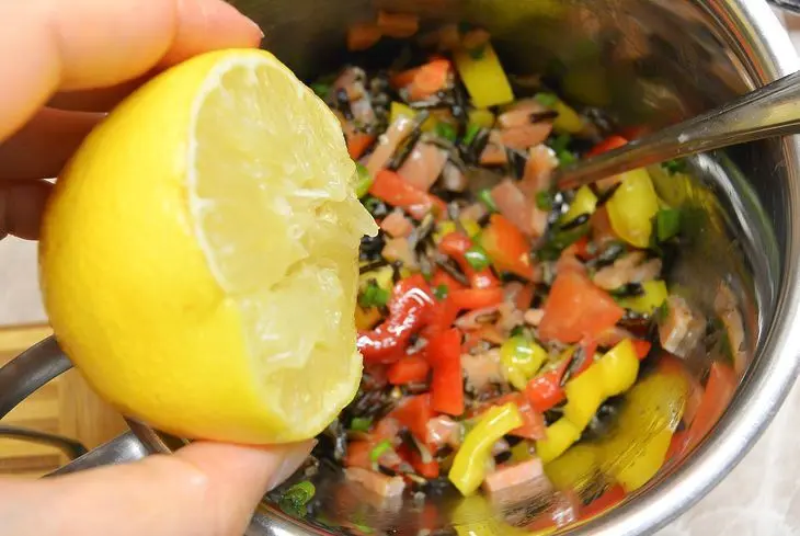 Салат овощной с рисом и красной рыбкой: шаг 8