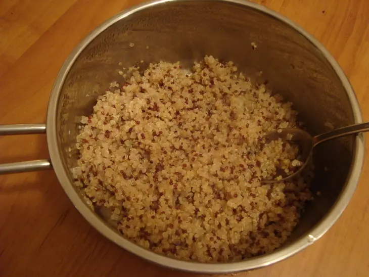 Блины с куриным фаршем, обжаренным с луком, шампиньонами и киноа: шаг 2