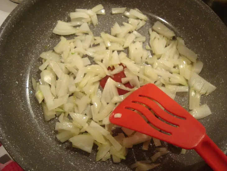 Блины с куриным фаршем, обжаренным с луком, шампиньонами и киноа: шаг 3