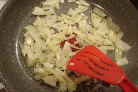Блины с куриным фаршем, обжаренным с луком, шампиньонами и киноа: шаг 3