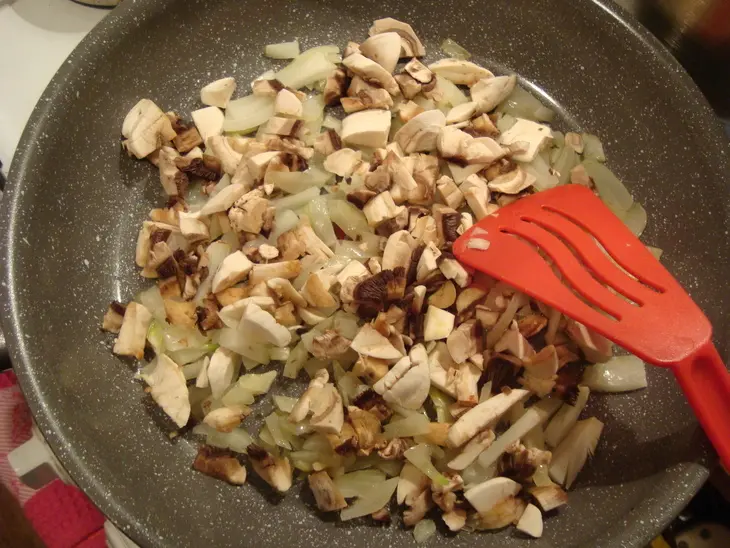 Блины с куриным фаршем, обжаренным с луком, шампиньонами и киноа: шаг 4