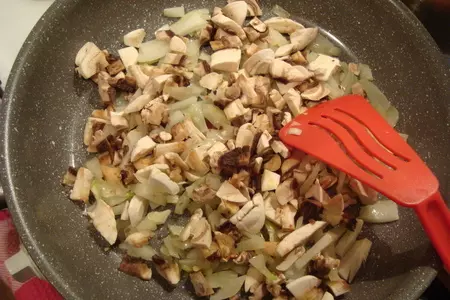 Блины с куриным фаршем, обжаренным с луком, шампиньонами и киноа: шаг 4