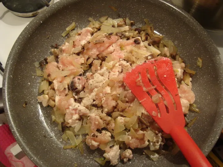 Блины с куриным фаршем, обжаренным с луком, шампиньонами и киноа: шаг 5
