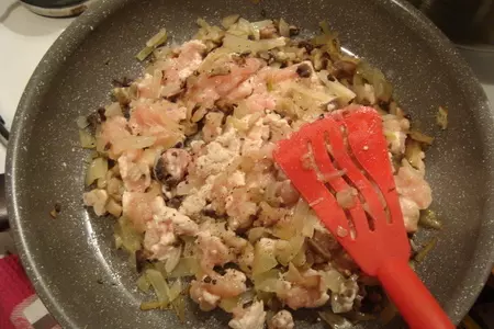 Блины с куриным фаршем, обжаренным с луком, шампиньонами и киноа: шаг 5