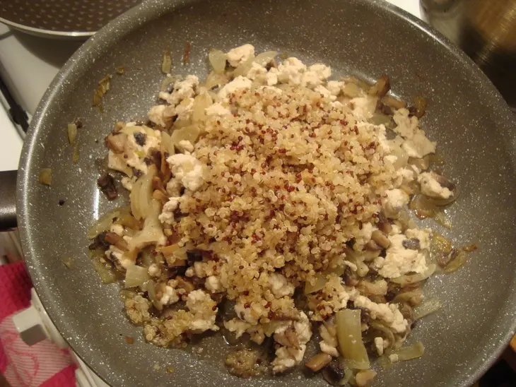 Блины с куриным фаршем, обжаренным с луком, шампиньонами и киноа: шаг 6