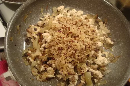Блины с куриным фаршем, обжаренным с луком, шампиньонами и киноа: шаг 6