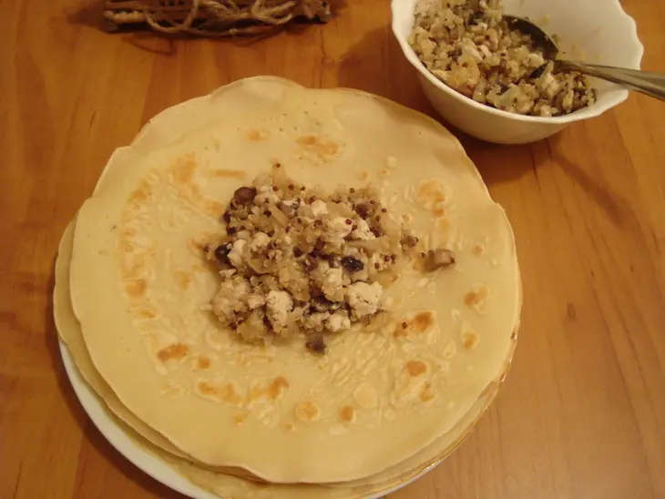 Блины с куриным фаршем, обжаренным с луком, шампиньонами и киноа: шаг 9