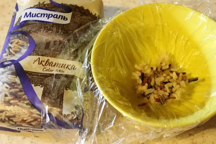 Легкий завтрак с яйцом пашот и рисом: шаг 1