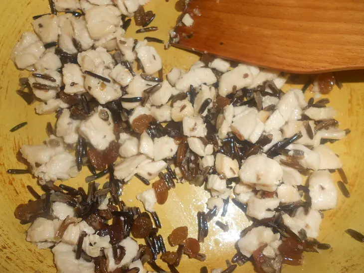 Яблоки, фаршированные диким рисом, курицей и изюмом: шаг 4