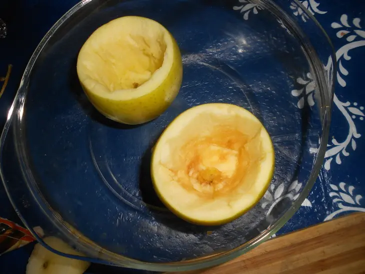 Яблоки, фаршированные диким рисом, курицей и изюмом: шаг 5