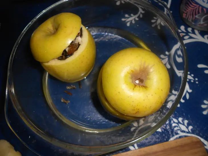 Яблоки, фаршированные диким рисом, курицей и изюмом: шаг 7