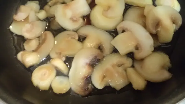Рис с шампиньонами и с сеньорами помидорами под грудью курицы...: шаг 2