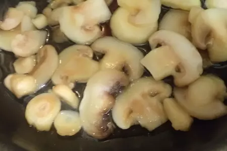 Рис с шампиньонами и с сеньорами помидорами под грудью курицы...: шаг 2
