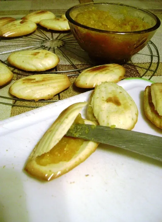 Мадленки с апельсиновым джемом в шоколаде: шаг 3