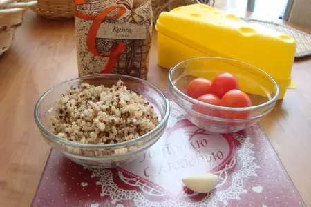 Салат с киноа, брынзой и томатами черри: шаг 1