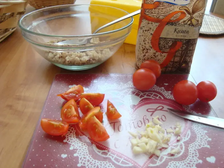 Салат с киноа, брынзой и томатами черри: шаг 2