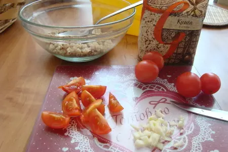 Салат с киноа, брынзой и томатами черри: шаг 2