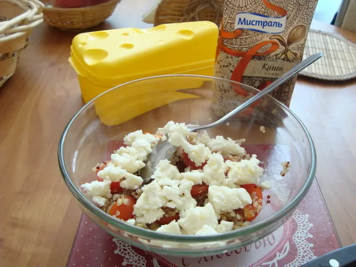 Салат с киноа, брынзой и томатами черри: шаг 3