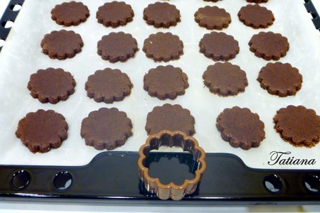 Пирожное бисквитно-ореховое "ёлочки" в шоколаде: шаг 5