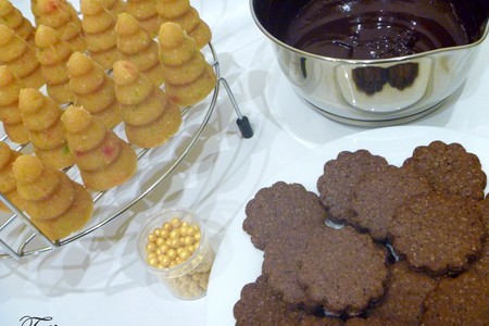 Пирожное бисквитно-ореховое "ёлочки" в шоколаде: шаг 7