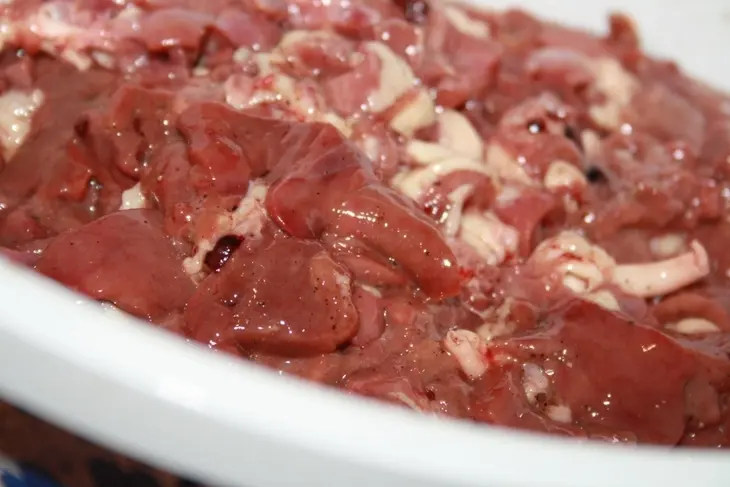 Домашняя колбаска с куриными потрошками и сыром: шаг 2