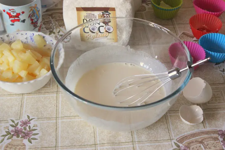 Маффины с ананасом и кокосовой стружкой: шаг 2