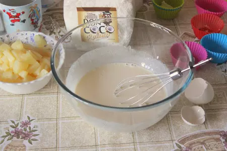 Маффины с ананасом и кокосовой стружкой: шаг 2