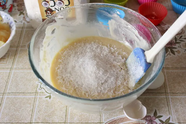 Маффины с ананасом и кокосовой стружкой: шаг 4