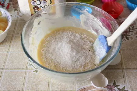 Маффины с ананасом и кокосовой стружкой: шаг 4