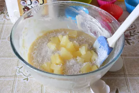 Маффины с ананасом и кокосовой стружкой: шаг 5