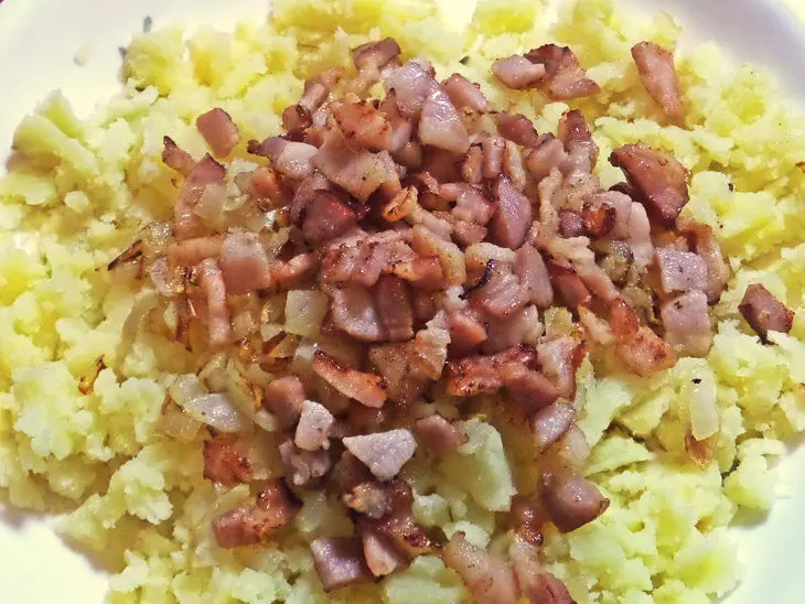 Пирожки из тортильи с картошкой и беконом: шаг 3
