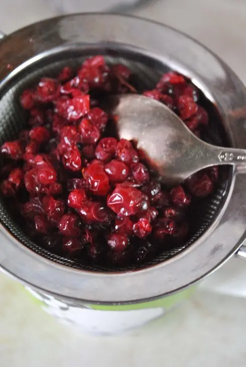 Утиные ножки конфи с рисом и брусничным соусом: шаг 6