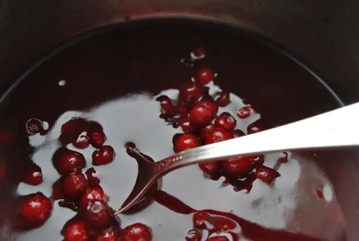 Утиные ножки конфи с рисом и брусничным соусом: шаг 7